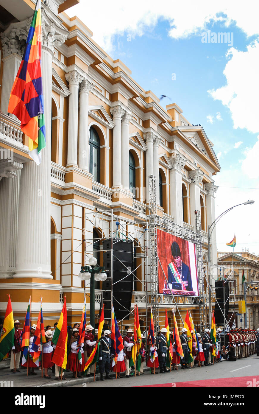 Evo Morales, président de Bolivie, est vu dans un grand écran comme il donne un discours lors de la célébration de la fondation de l'État plurinational, jour Banque D'Images