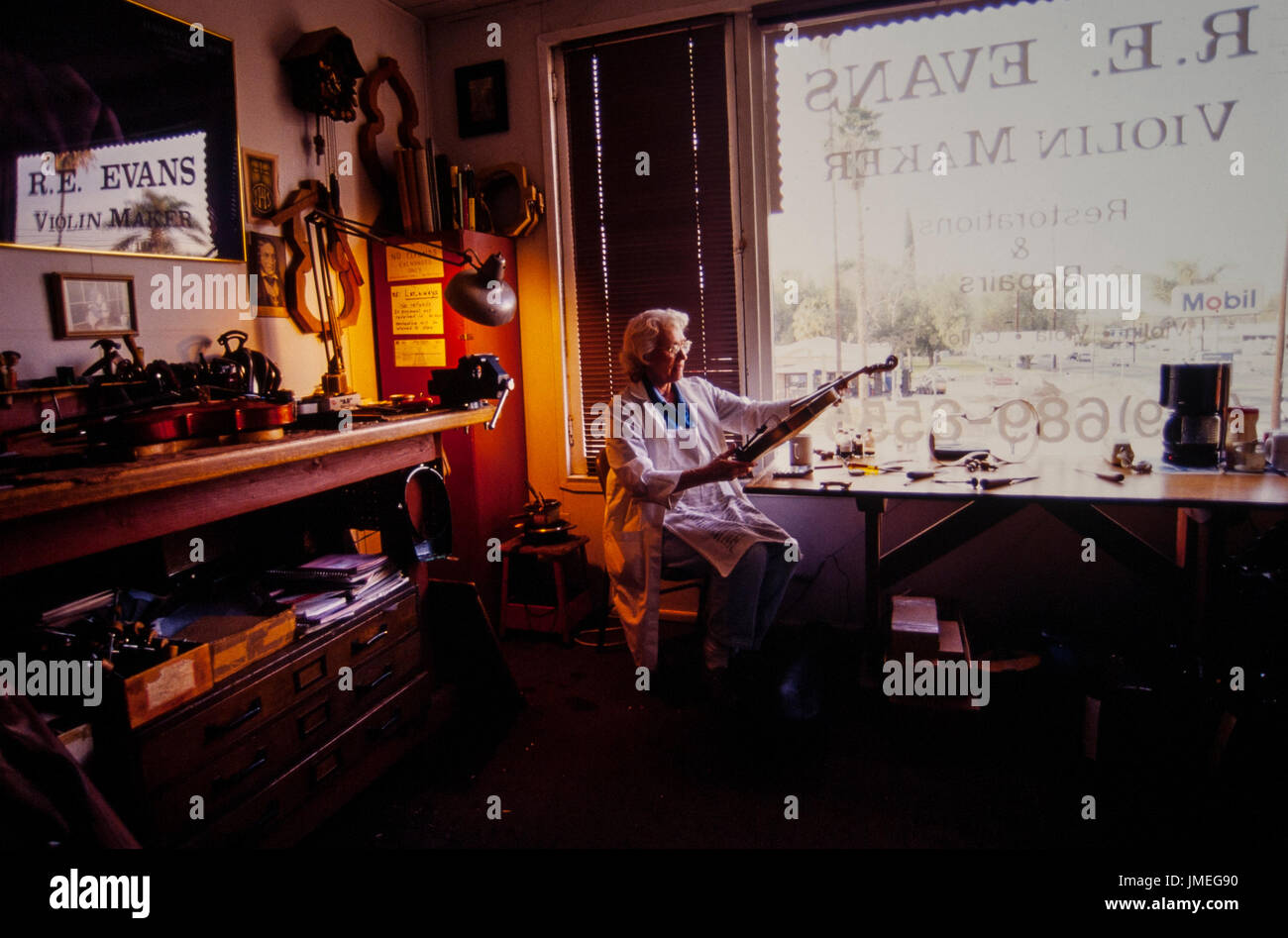 Ruth Esther Evans, un luthier à son atelier de passage. Mme Evans utilisé ses initiales - R.E. - Pour contourner les préjugés dans le domaine dominé par les hommes. Banque D'Images