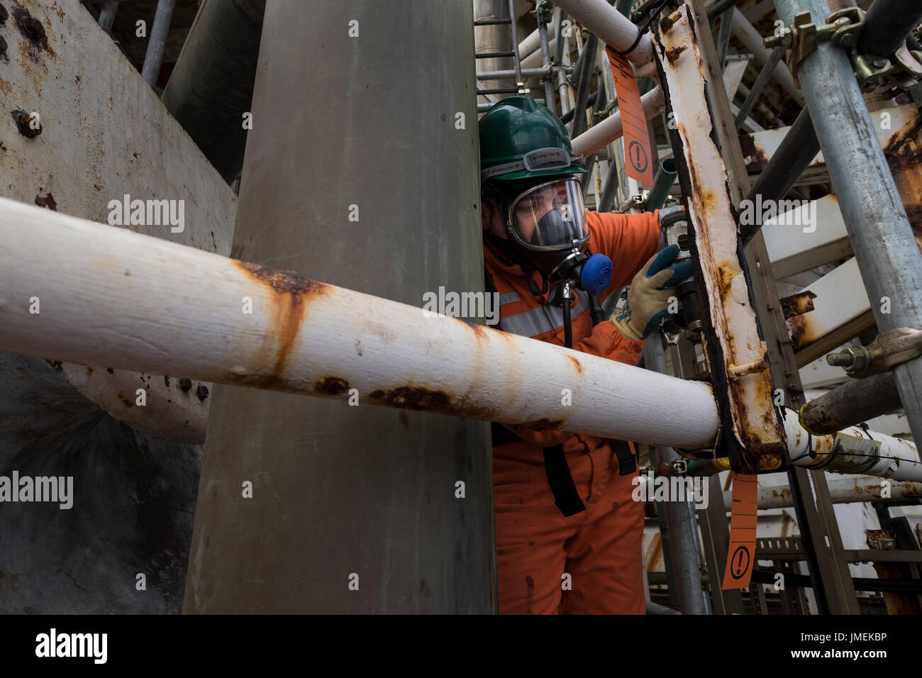 Les couleurs de l'image d'un travailleur espagnol sur le démantèlement de la plate-forme bp miller dans la mer du Nord. crédit : lee ramsden / alamy Banque D'Images
