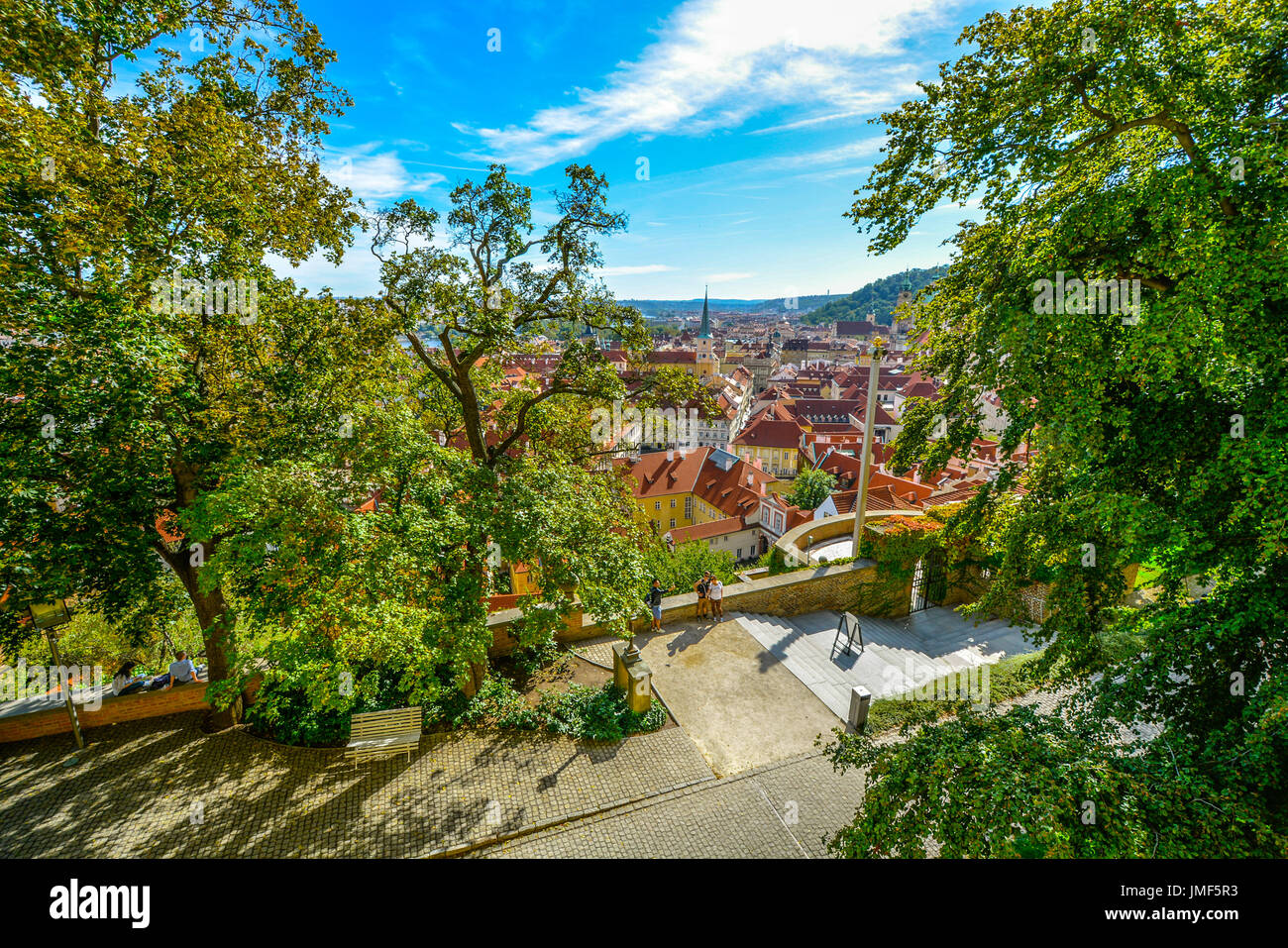 Vu de l'ensemble du château de Prague en République tchèque sur la vieille ville avec des toits de tuiles rouges sur un jour d'automne chaud et ensoleillé Banque D'Images