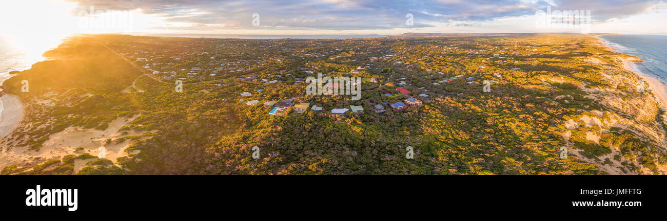 Panorama de l'antenne location appartement luxueux dans une luxuriante végétation côtière au coucher du soleil. Morningon Peninsula, Melbourne, Australie Banque D'Images