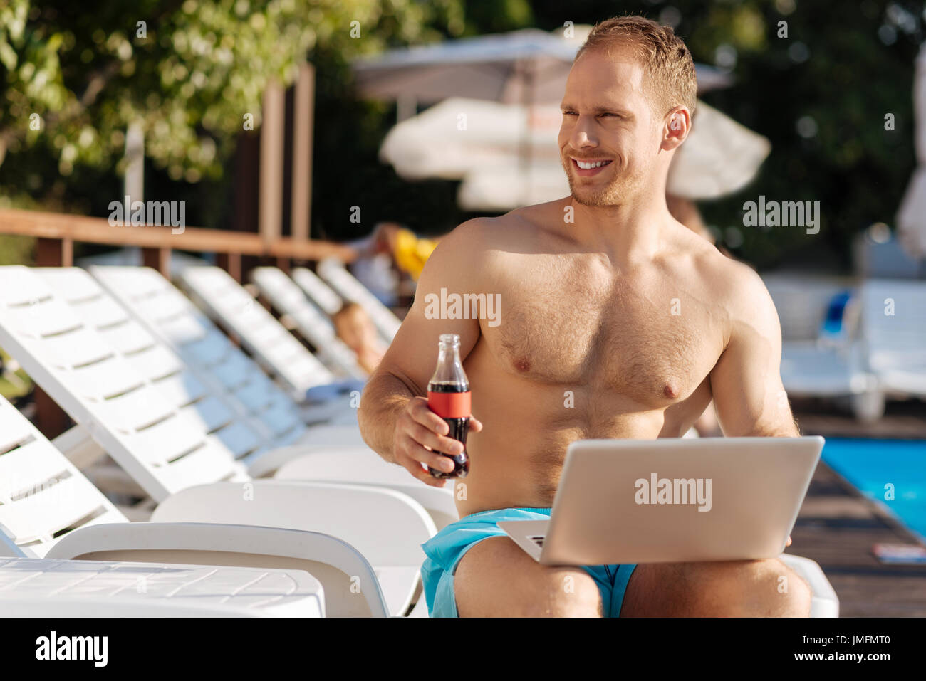 Photo D'un Homme Torse Nu Posant Pour Une Photo Photo stock - Image du ajustement, photo: 296743164