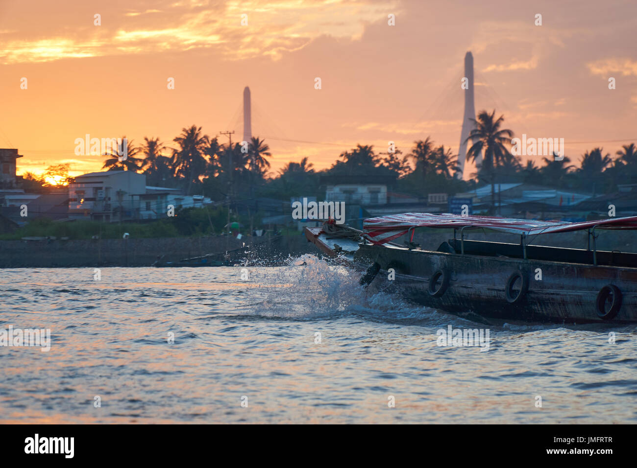 Bateau dans le lever du soleil au marché flottant, Can Tho, Vietnam. Banque D'Images