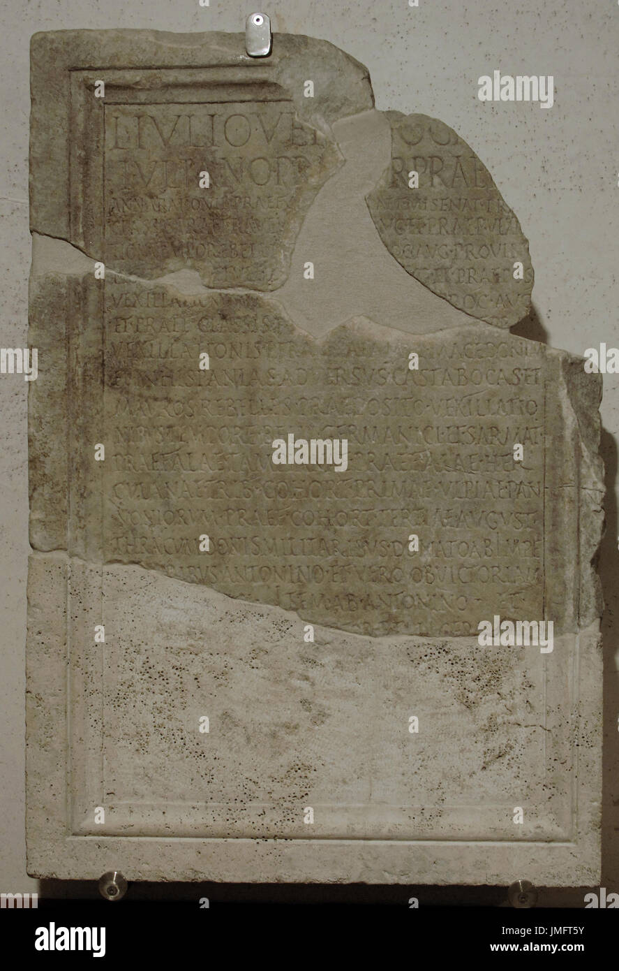 Une dalle avec un dévouement à l'honoraire L. Iulius Iulianus, préfet de l'praetorship de l'empereur Commode. Rome, 189-192 AD. Musée National Romain (Thermes de Dioclétien). Rome, Italie. Banque D'Images