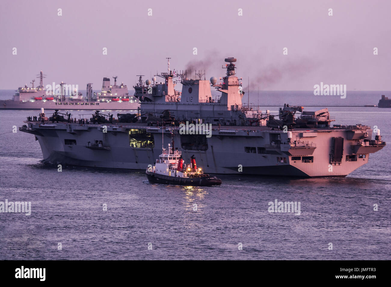 Le HMS Ocean quitter Plymouth Banque D'Images