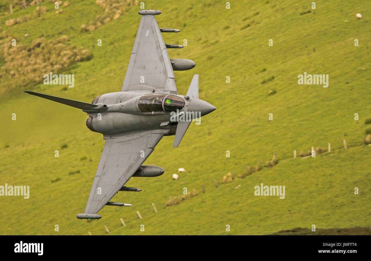 Eurofighter Typhoon de la RAF au milieu de bas niveau au Pays de Galles Banque D'Images