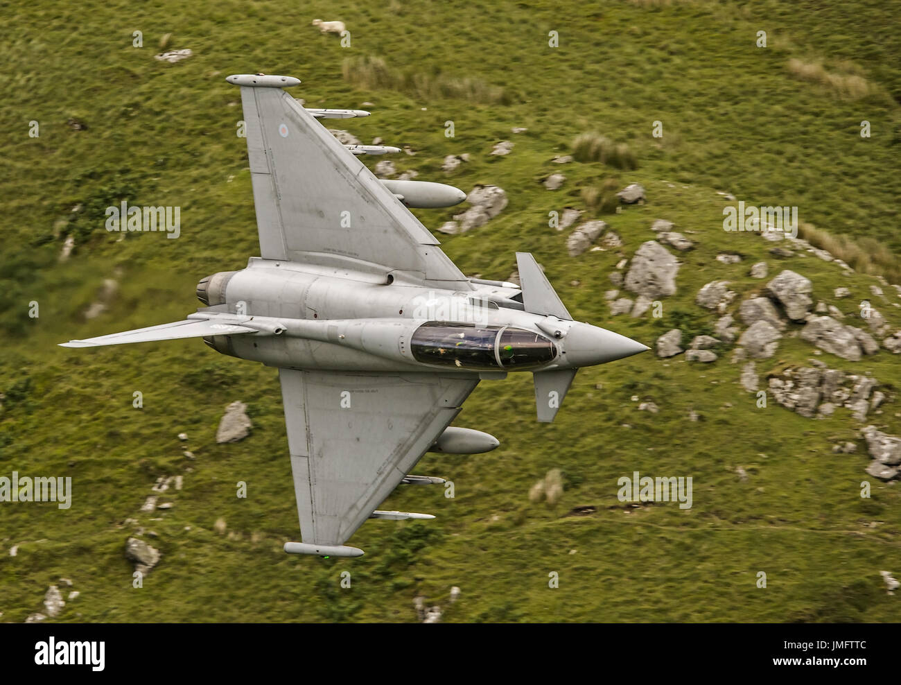 Eurofighter Typhoon de la Royal Air Force faible niveau Banque D'Images