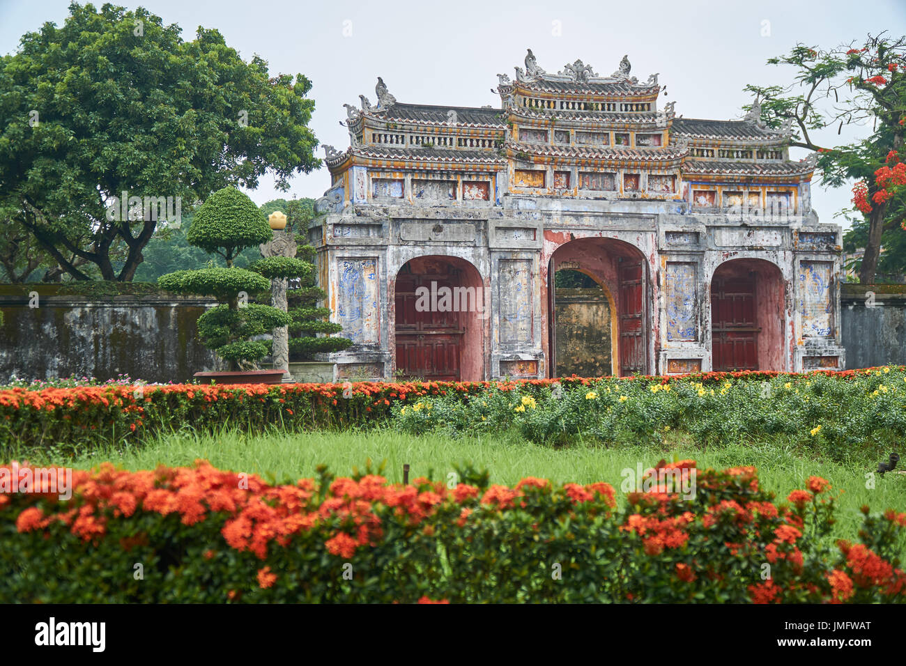 Gate, plantes, fleurs et arbres dans la brume. Parc dans la ville impériale au Vietnam. Banque D'Images
