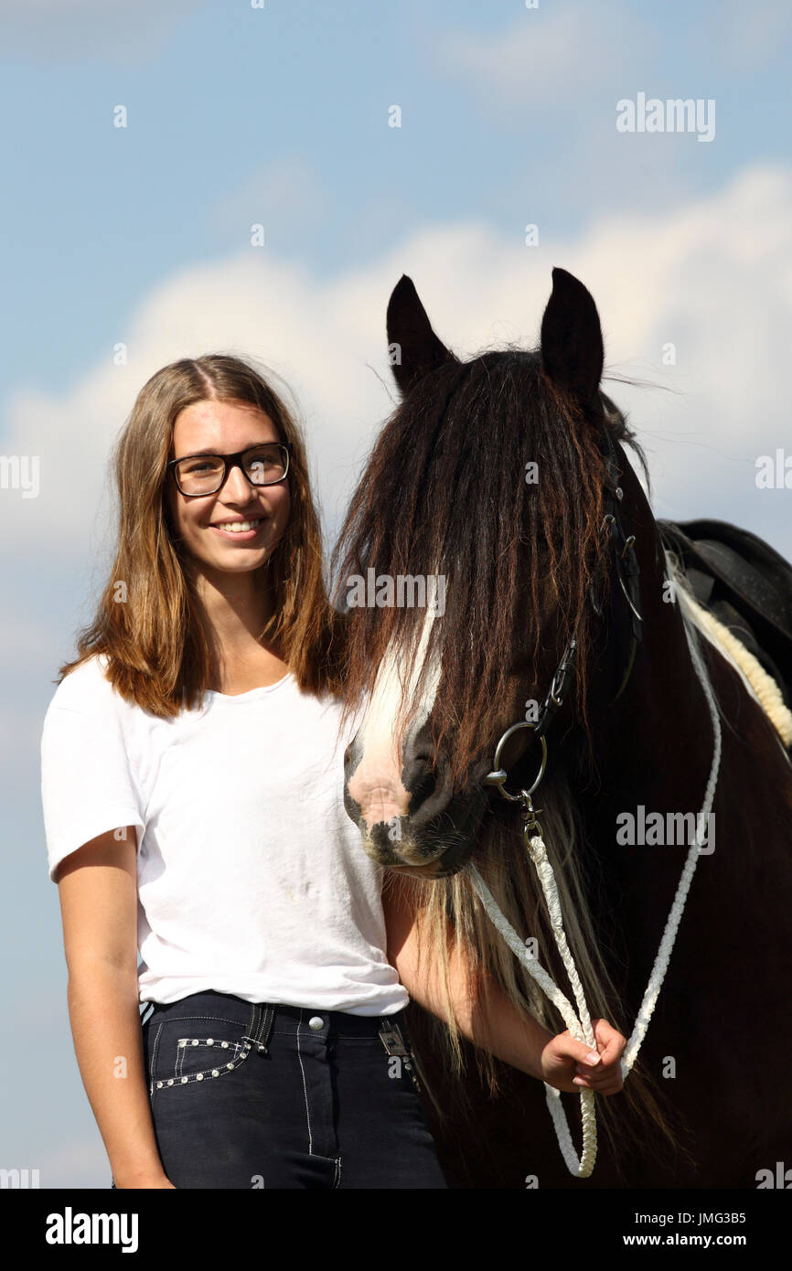 Gypsy Cob. Rider debout sur un pré, à côté d'une mare. Allemagne Banque D'Images Gypsy Cob. Rider debout sur un pré, à côté d'une mare. Allemagne Banque D'Images