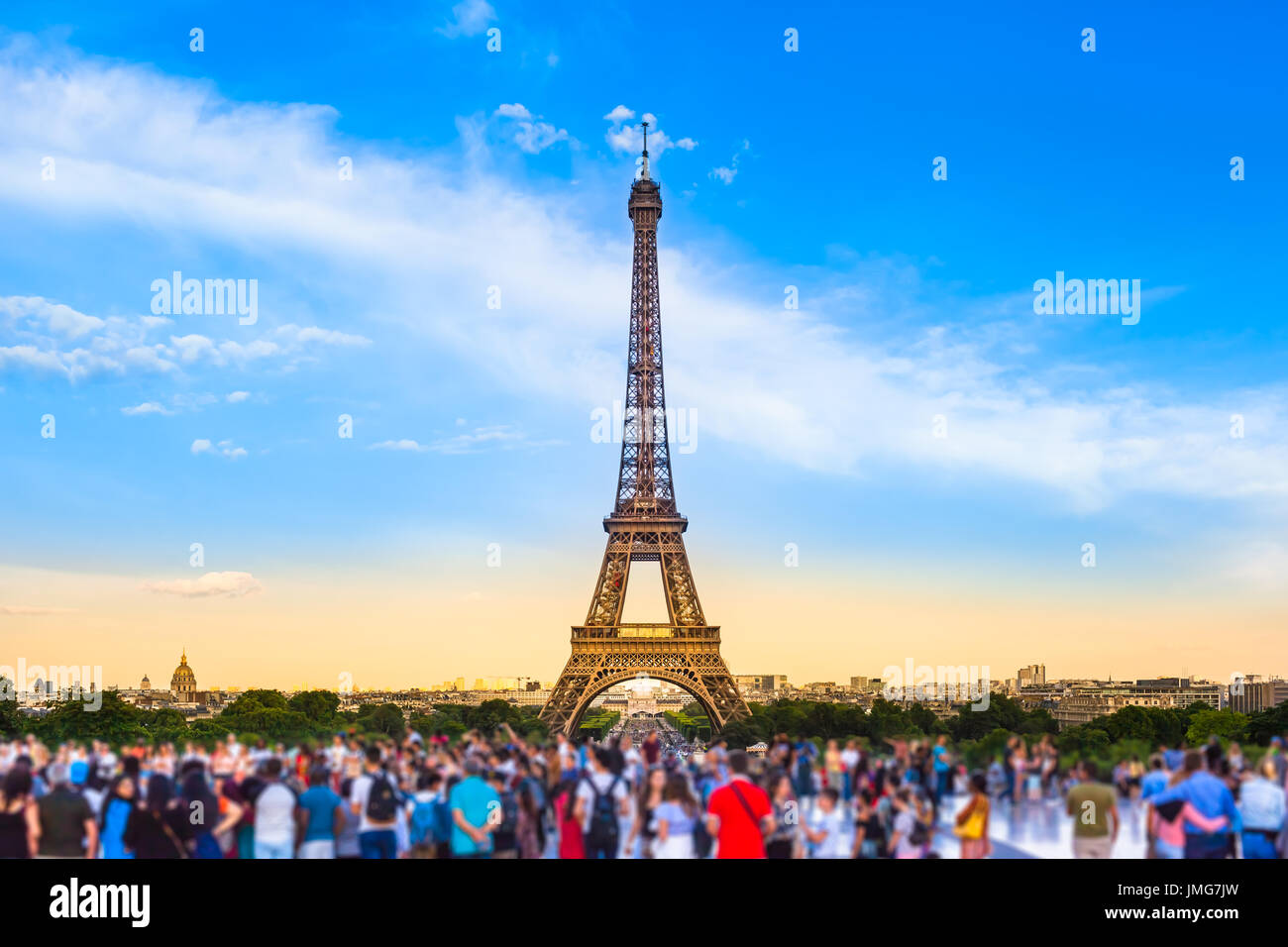 Colorful grand groupe de gens méconnaissables dans floue face de Paris Tour Eiffel à lumière du soir (copie espace) Banque D'Images