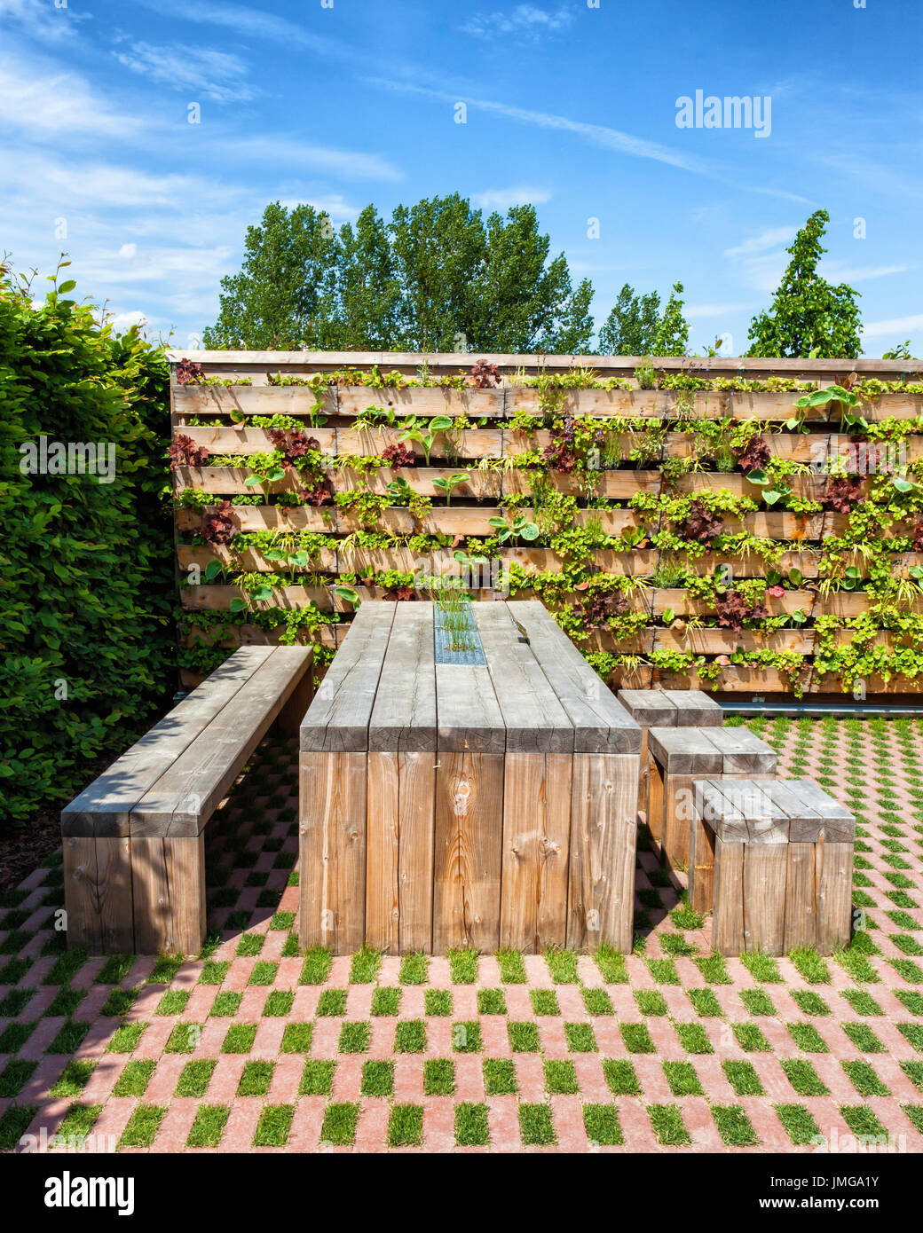 ,Berlin Marzahn. Jardins du Monde Botanic garden,Gärten der Welt.vertical,le jardin des plantes qui poussent dans la paroi en bois, d'herbe et de pavage en brique,table Banque D'Images