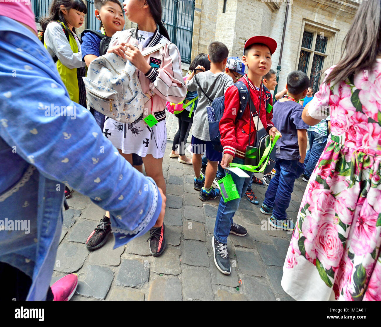 Bruxelles, Belgique. Les enfants chinois sur un voyage organisé dans le centre de Bruxelles Banque D'Images