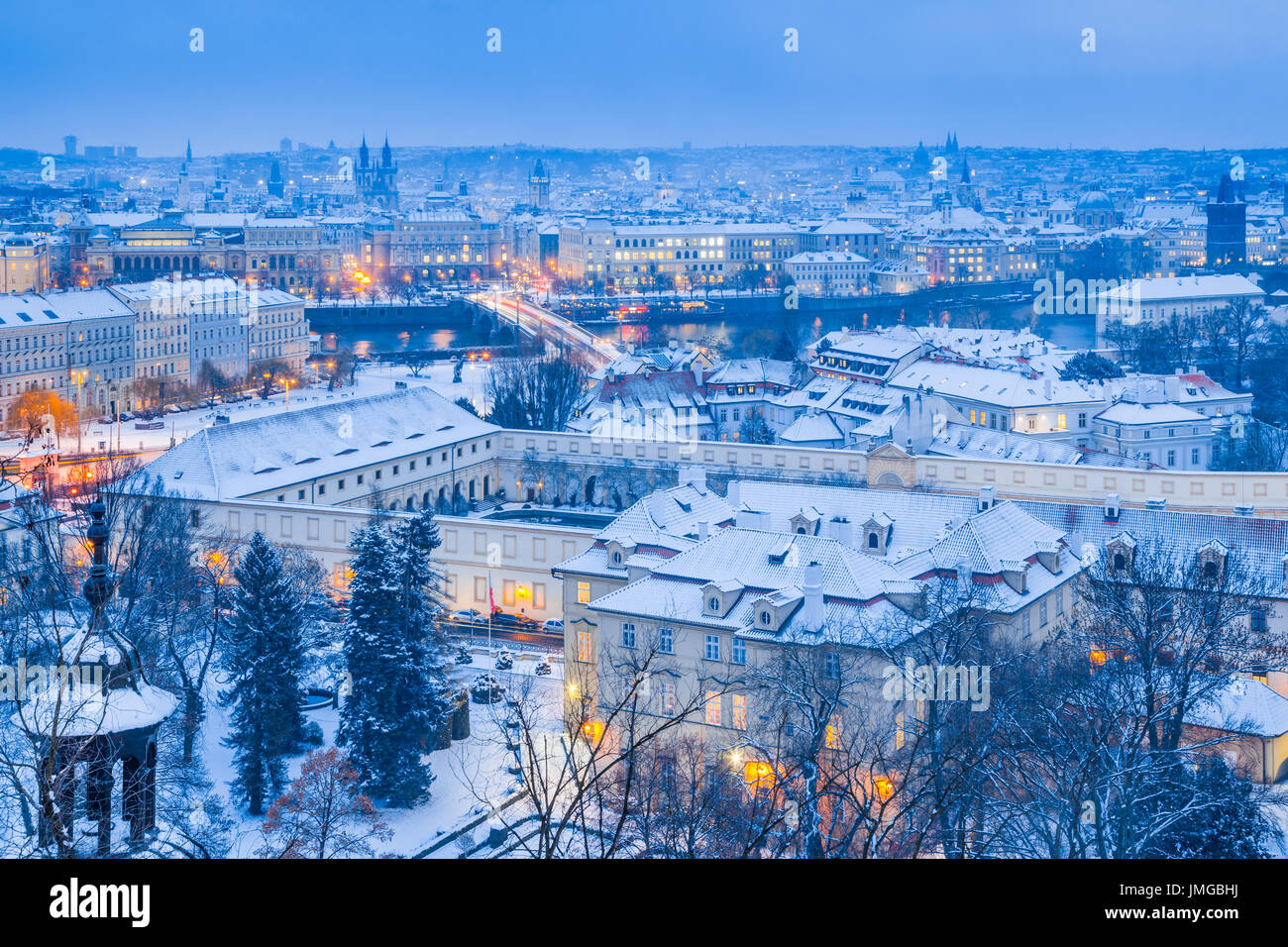 L'Europe, République tchèque, Tchéquie, Prague, l'UNESCO, Vieille Ville Historique Panorama avec tours d'église au cours de l'hiver avec de la neige la nuit, crépuscule Banque D'Images