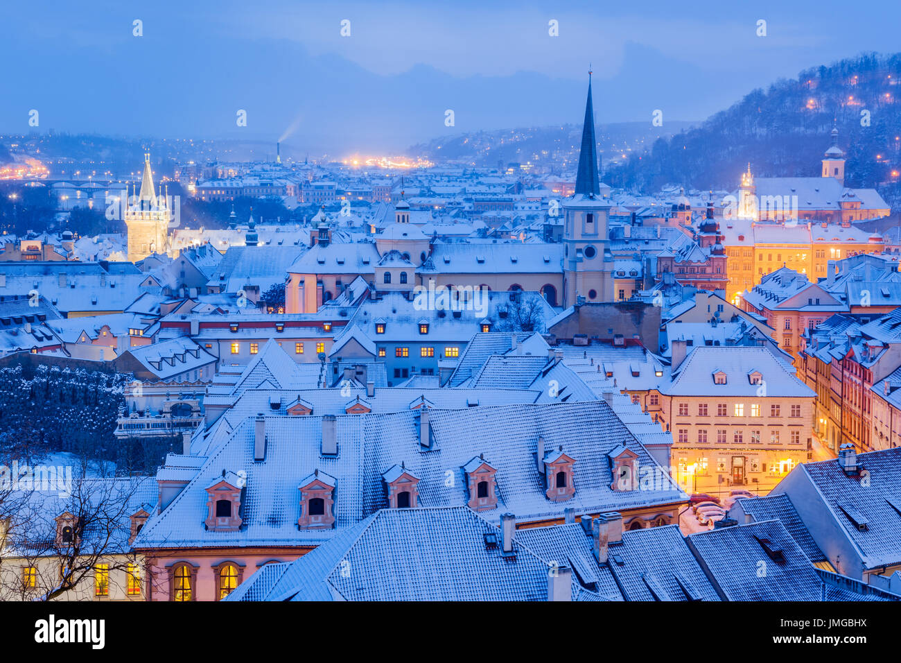 L'Europe, République tchèque, Tchéquie, Prague, l'UNESCO, Vieille Ville Historique Panorama avec tours d'église au cours de l'hiver avec de la neige la nuit, crépuscule Banque D'Images