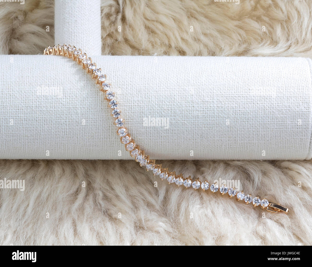 Bracelet diamant afficher sur le tapis de fourrure Banque D'Images