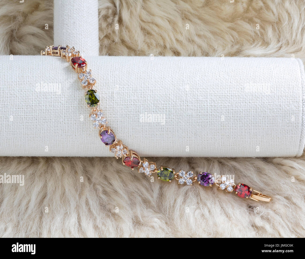 Bracelet diamant coloré afficher sur le tapis de fourrure Banque D'Images