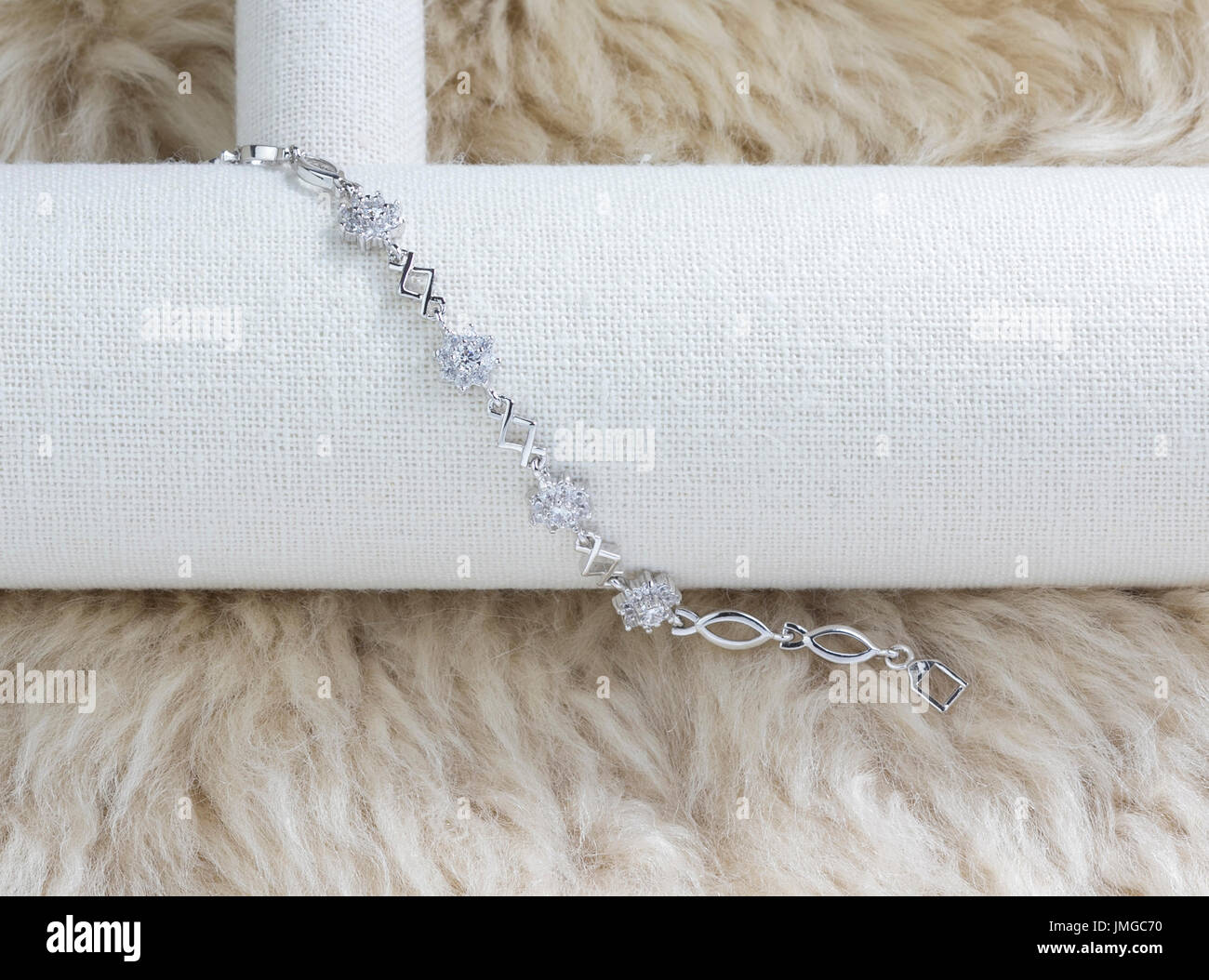 Magnifique bracelet diamant afficher sur le tapis de fourrure Banque D'Images