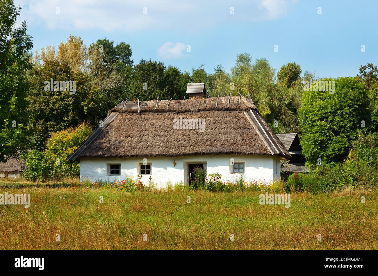 Ancien gite rural ukrainien traditionnel avec un toit de paille Banque D'Images