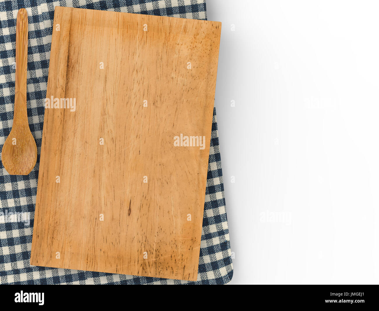 Planche à découper en bois avec cuillère sur fond blanc Banque D'Images