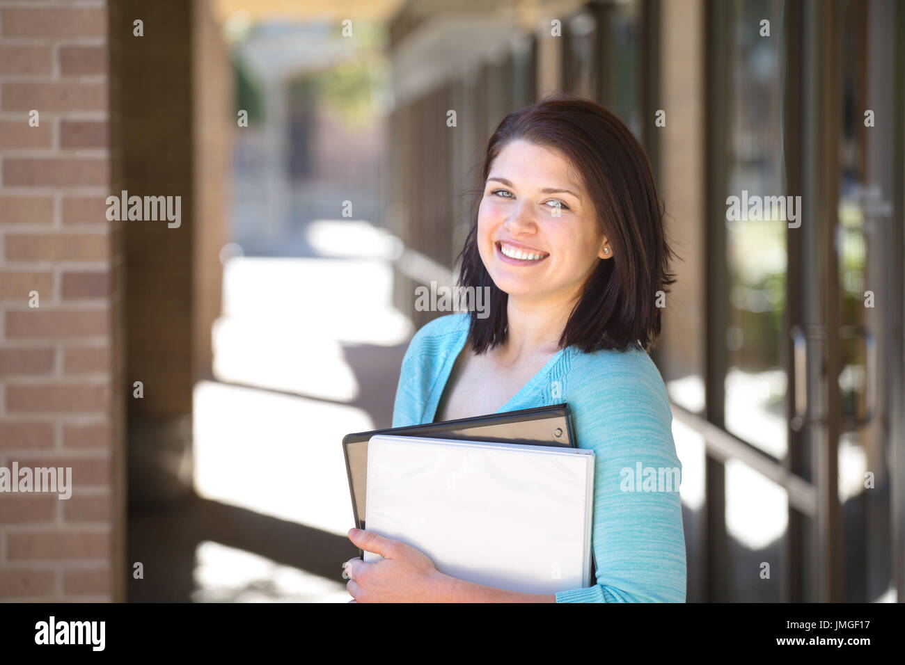 Woman smiling holding un ordinateur portable. Banque D'Images