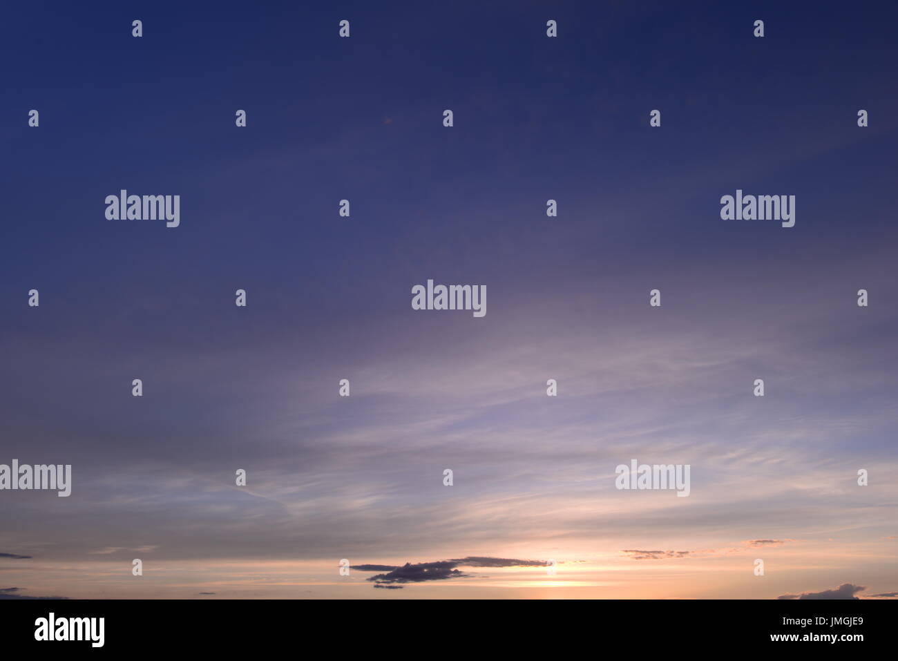 Coucher du soleil dans le ciel d'été bleu clair Banque D'Images