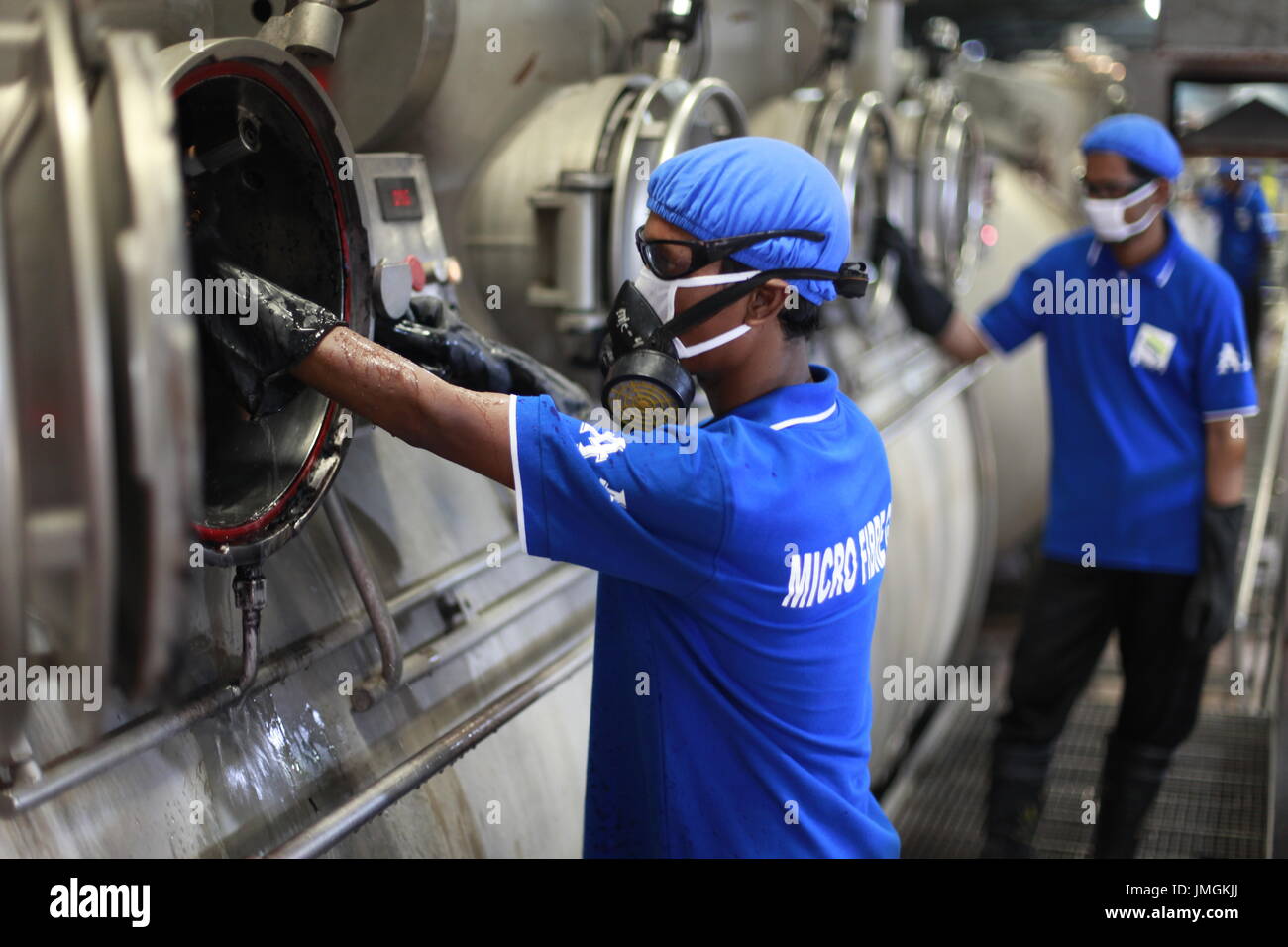 Travailleurs dans une section de la teinture d'une usine de prêt-à-porter à Narayanganj, dans la banlieue de Dhaka, Bangladesh, le 18 juin 2014. Le Bangladesh est le s Banque D'Images