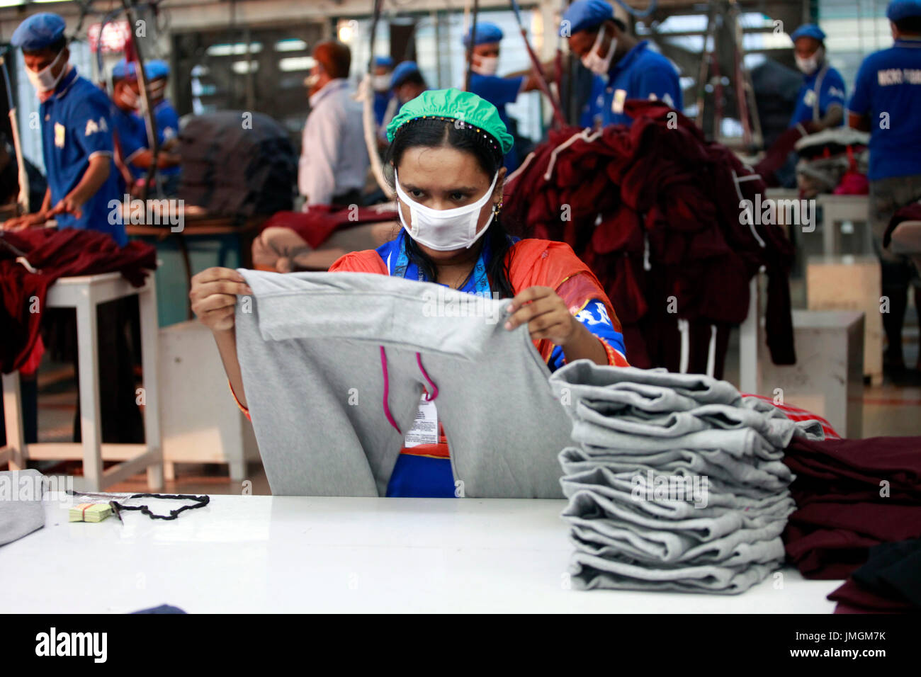 Travailleurs dans une usine de prêt-à-porter à Narayanganj, dans la banlieue de Dhaka, Bangladesh, le 21 juin 2014. Le Bangladesh est le deuxième plus grand appare Banque D'Images