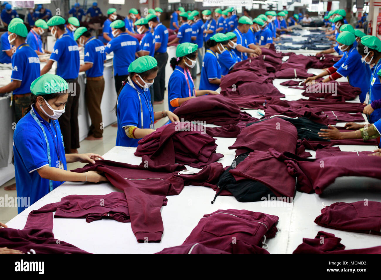 Travailleurs dans une usine de prêt-à-porter à Narayanganj, dans la banlieue de Dhaka, Bangladesh, le 21 juin 2014. Le Bangladesh est le deuxième plus grand appare Banque D'Images