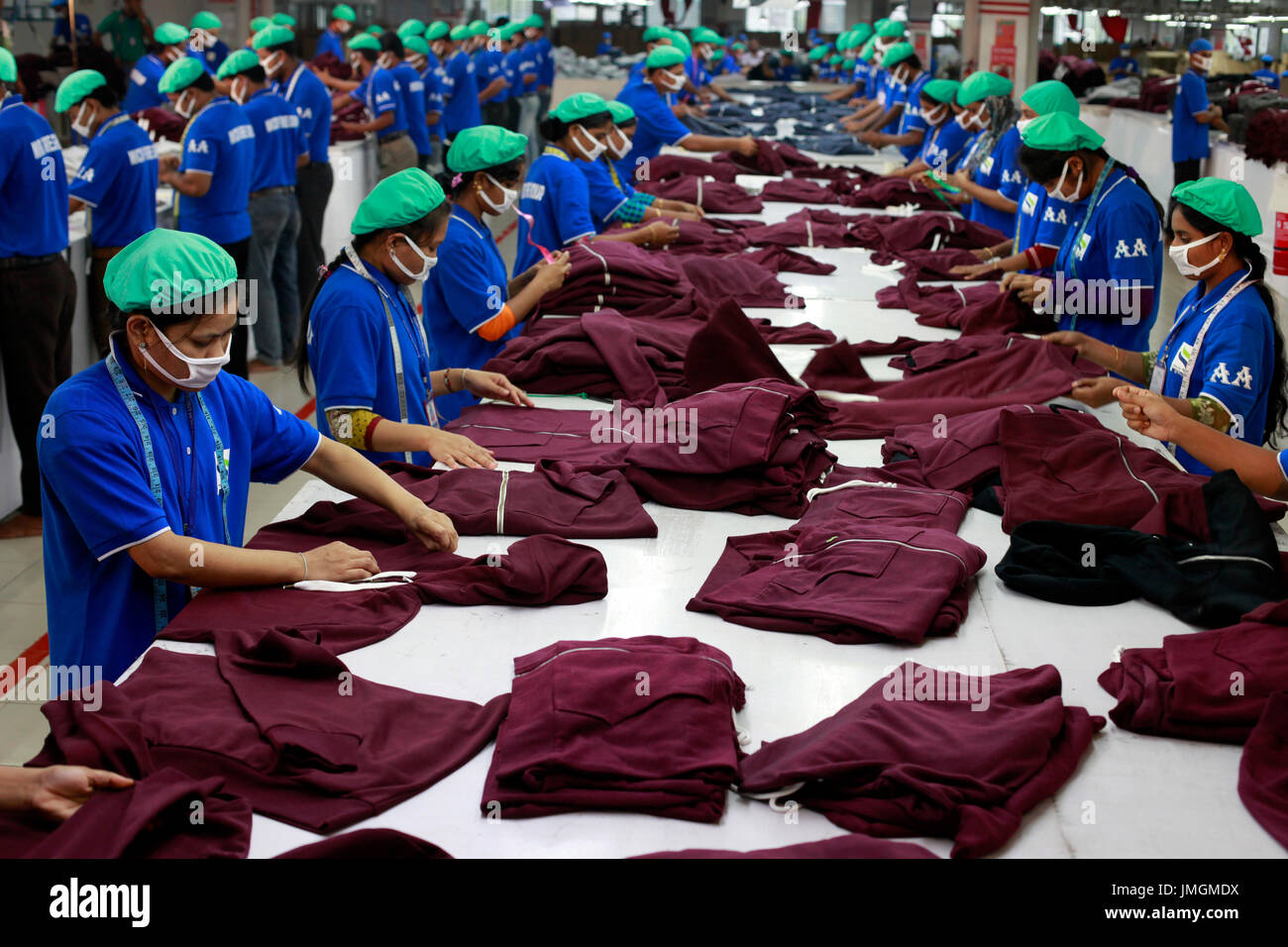 Travailleurs dans une usine de prêt-à-porter à Narayanganj, dans la banlieue de Dhaka, Bangladesh, le 21 juin 2014. Le Bangladesh est le deuxième plus grand appare Banque D'Images