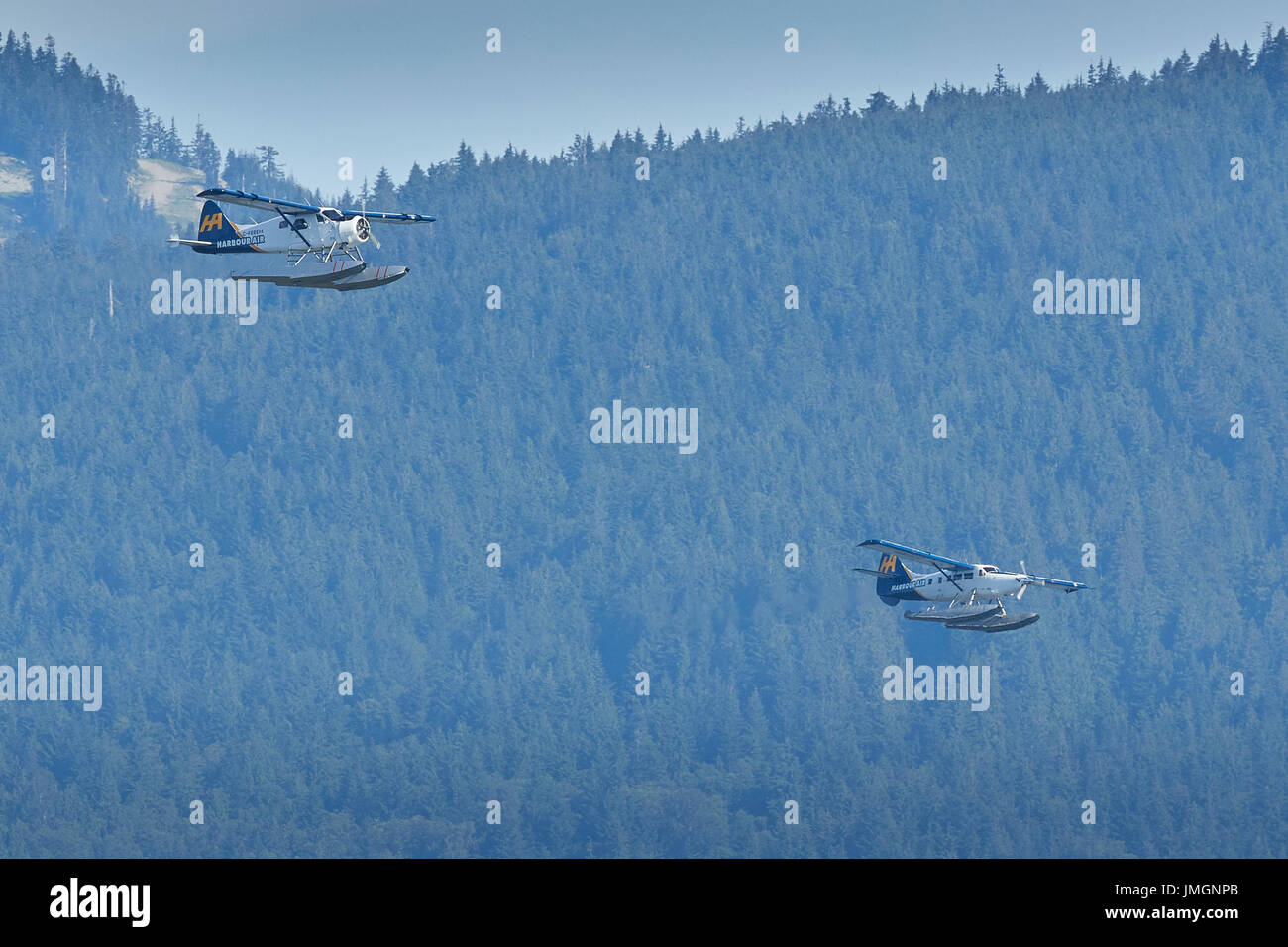 Harbour Air Services Turbo Otter et de Havilland Beaver en hydravion au-dessus de la Colombie-Britannique, Canada. Banque D'Images