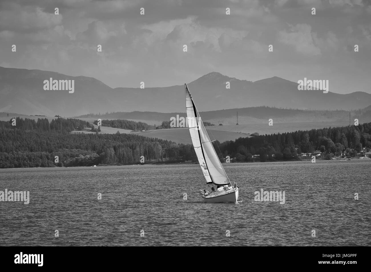 La photo de voilier sur barrage Orava, Slovaquie Banque D'Images