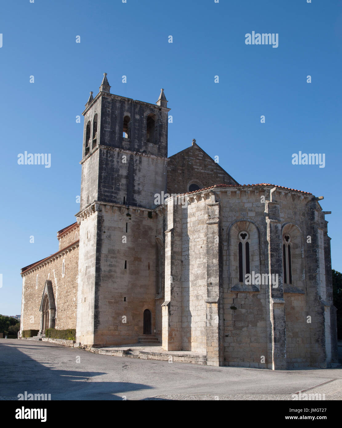 Église médiévale à Praia da Areia branca, portugal en journée ensoleillée avec ciel bleu clair à l'arrière-plan Banque D'Images