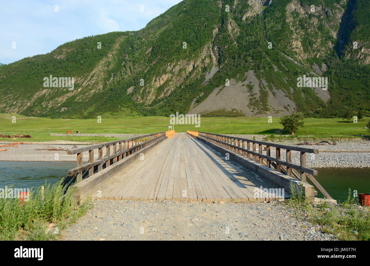 Pont. Bashkaus rivière coule entre les collines en montagnes de l'Altaï. République de l'Altaï, en Sibérie, Russie Banque D'Images