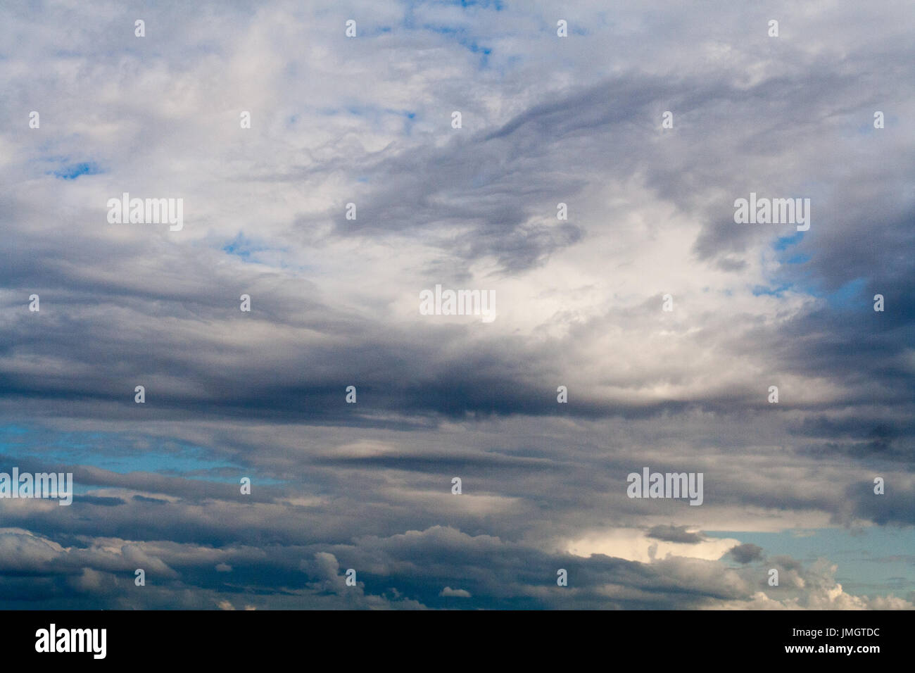 Ciel bleu avec des nuages blancs et gris. cumulonimbus. arrière-plan, la nature. Banque D'Images