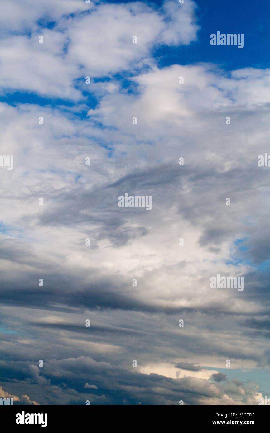 Ciel bleu avec des nuages blancs et gris. cumulonimbus. arrière-plan, la nature. Banque D'Images
