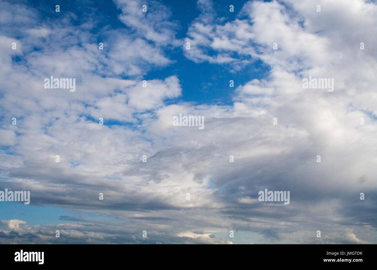 Ciel bleu avec des nuages blancs et gris. cumulonimbus. arrière-plan, la nature. Banque D'Images