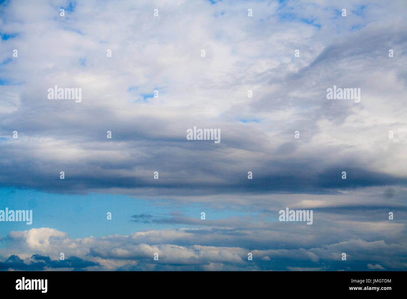 Ciel bleu avec des nuages blancs et gris. cumulonimbus. arrière-plan, la nature. Banque D'Images