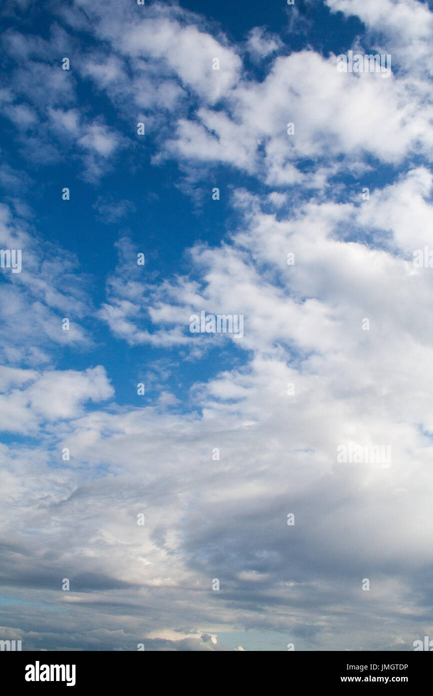 Ciel bleu avec des nuages blancs et gris. cumulonimbus. arrière-plan, la nature. Banque D'Images