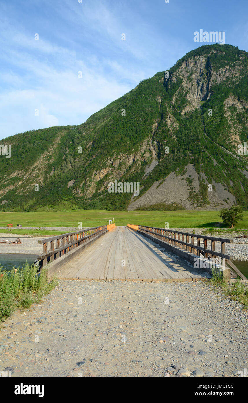 Pont. Bashkaus rivière coule entre les collines en montagnes de l'Altaï. République de l'Altaï, en Sibérie, Russie Banque D'Images