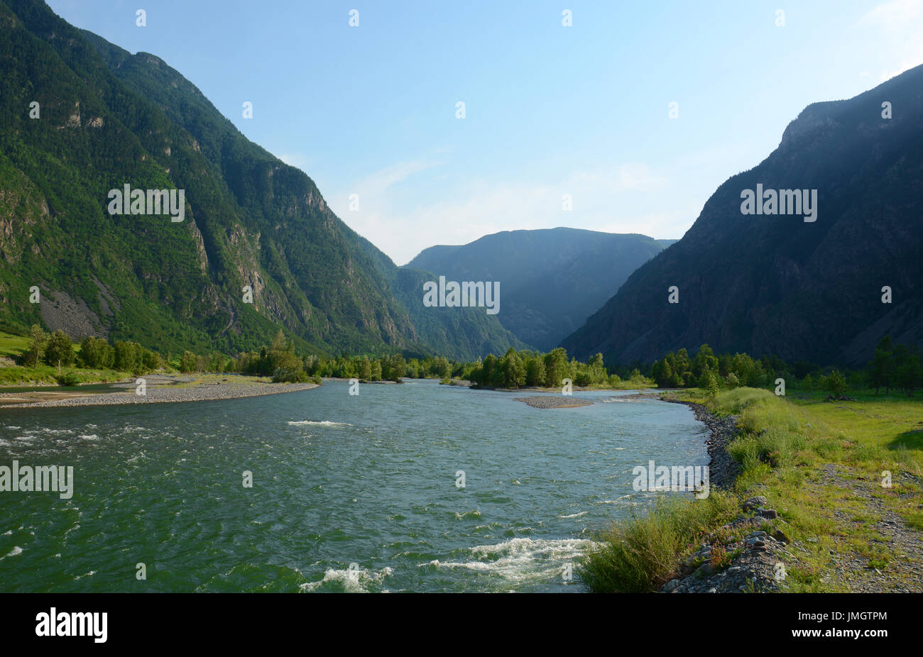 Bashkaus rivière coule entre les collines en montagnes de l'Altaï. République de l'Altaï, en Sibérie, Russie Banque D'Images