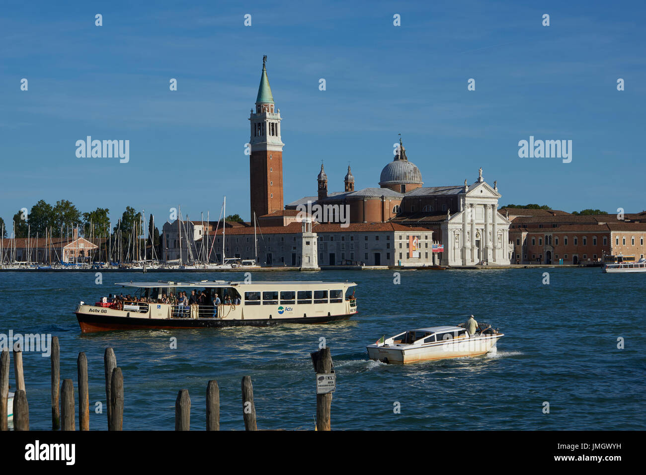 Vue d'un vaporetto et les taxis d'eau sur le Grand Canal, Venise, l'église de San Giorgio Maggiore en arrière-plan. Banque D'Images