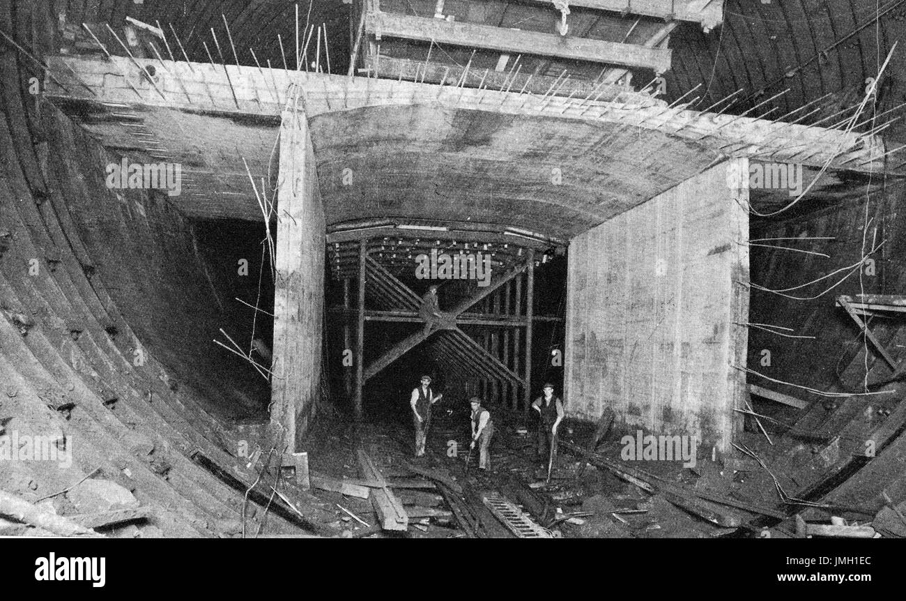 Ouvriers construisant la chaussée de la Mersey Tunnel, Liverpool Banque D'Images