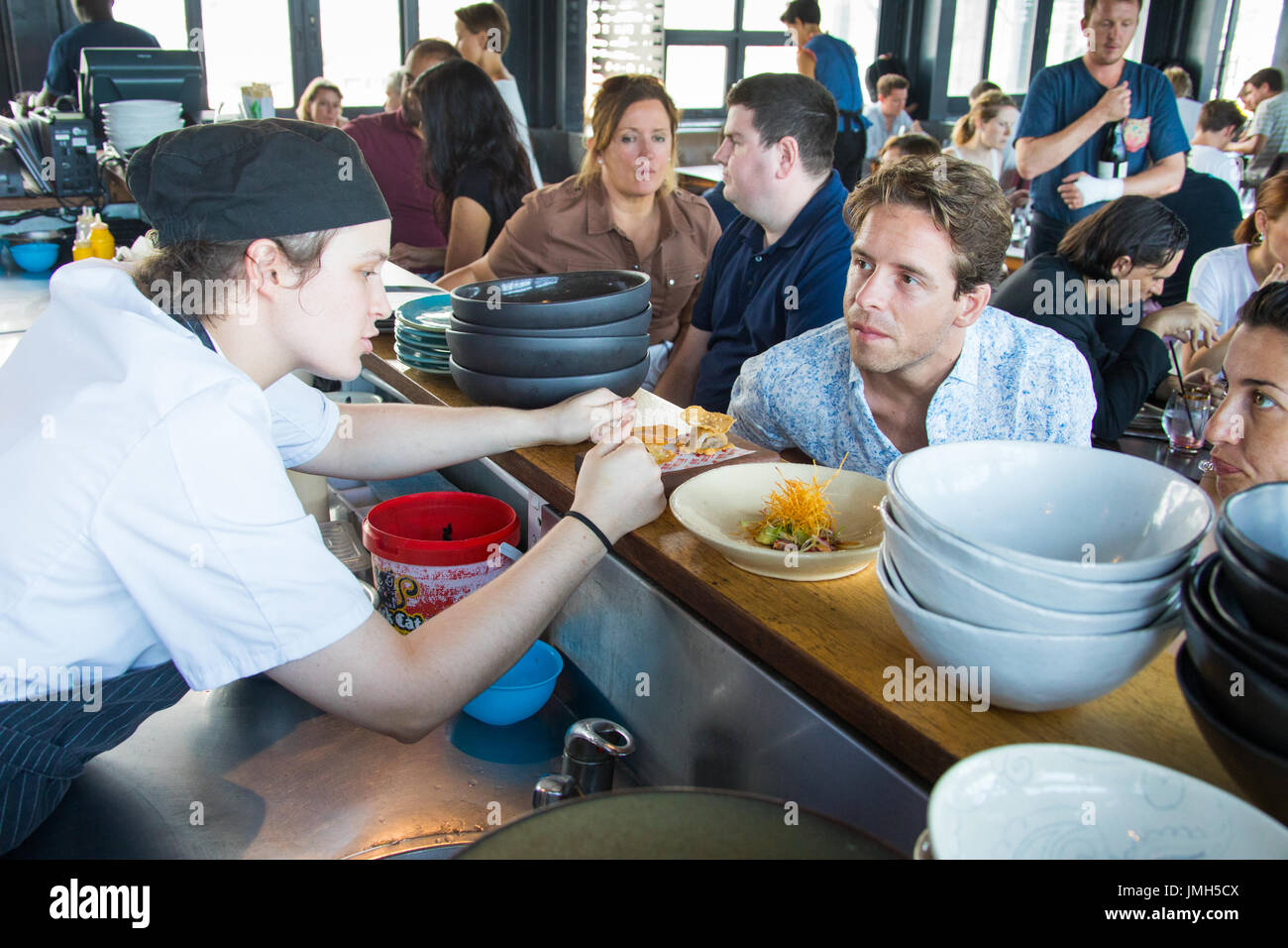 Tataki de boeuf Chef décrivant au pot Luck Club, Cape Town, Afrique du Sud Banque D'Images