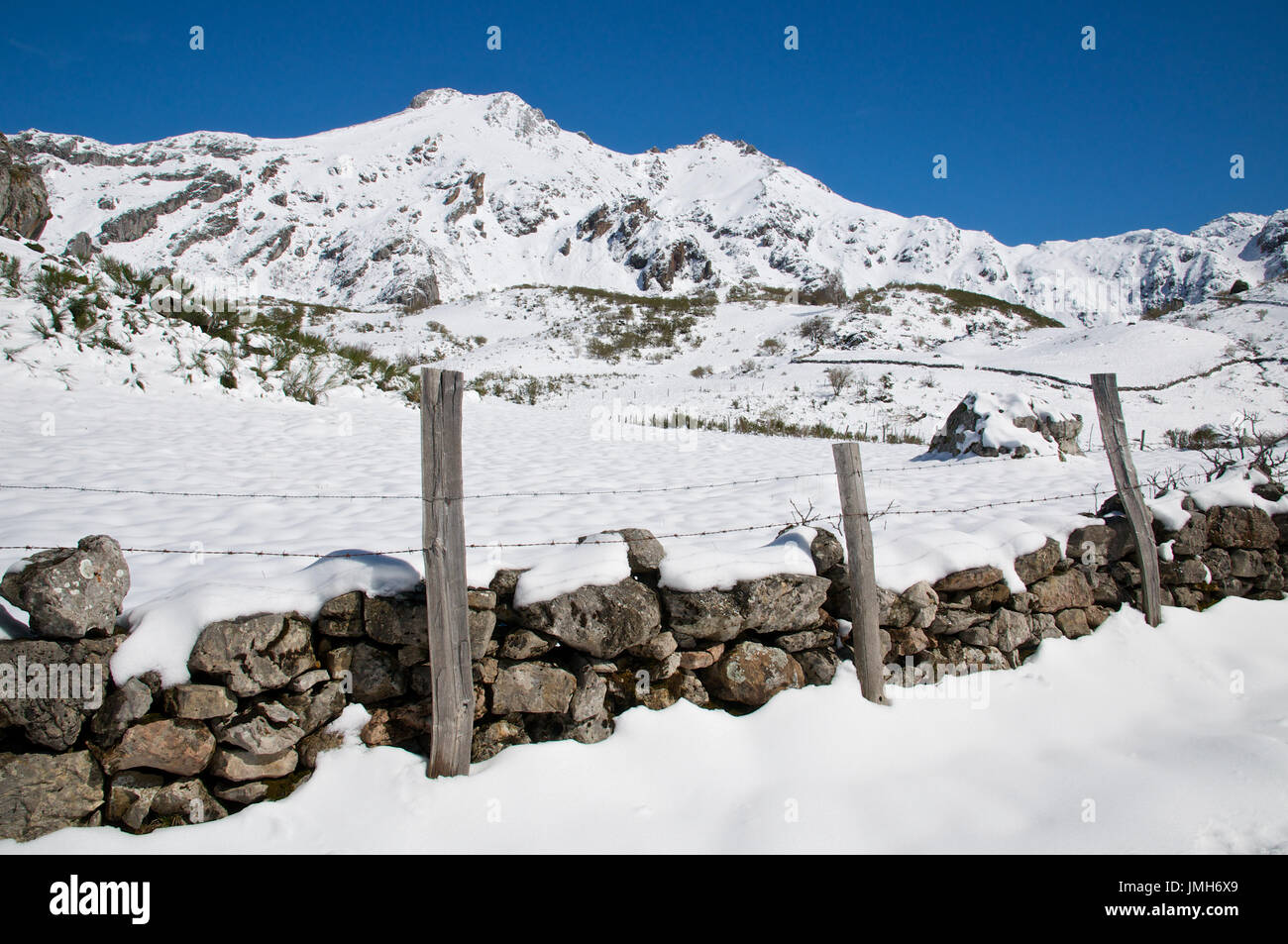 Une vue panoramique de neige en un jour clair de clôtures et de montagnes autour de Valle del Lago au Parc Naturel de Somiedo (Asturies, Espagne) Banque D'Images