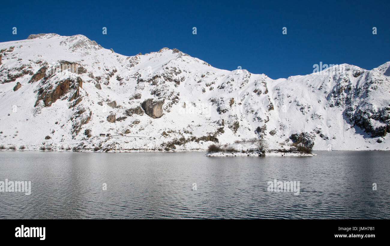 Une vue panoramique de Lago del Valle lac au Parc Naturel de Somiedo (Asturies, Espagne) Banque D'Images