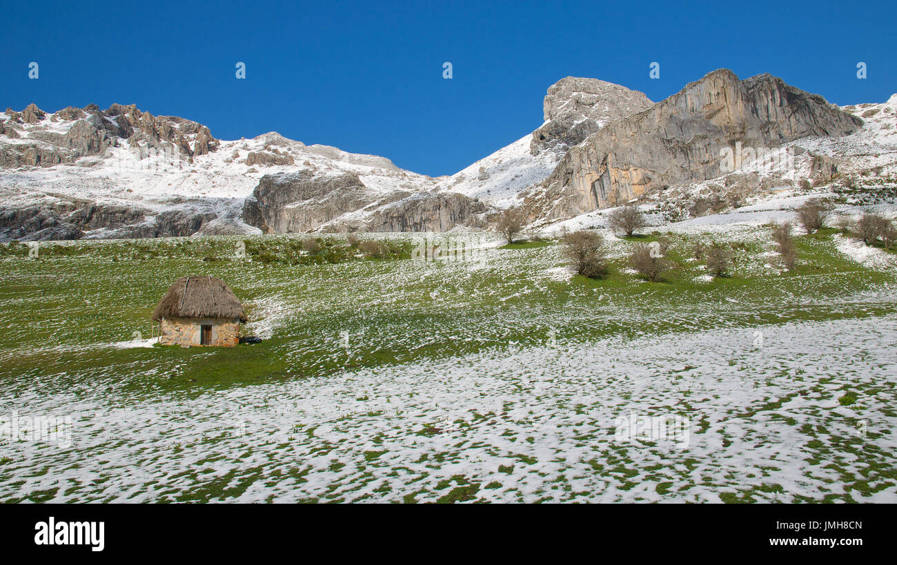 Une vue panoramique sur une neige, Bella qui est une cabane typique, et des sommets environnants au Parc Naturel de Somiedo (Asturies, Espagne) Banque D'Images
