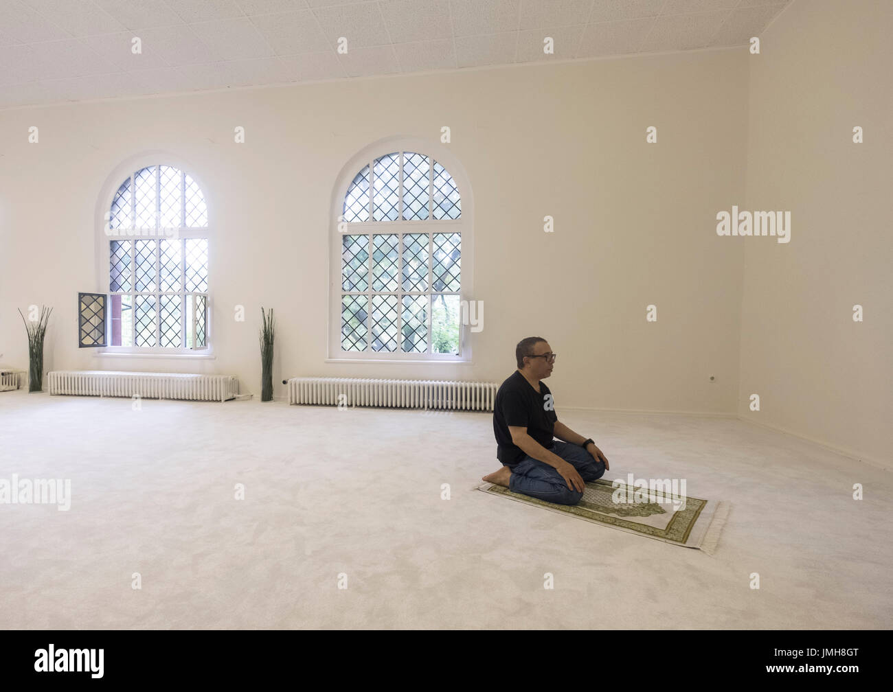 Homme qui prie à l'intérieur de la mosquée Ibn Rushd-Goethe à St Johannis Church à Berlin. Fondée par Seyran Ates, c'est une mosquée libéral ouvert à la fois les hommes et les femmes. Banque D'Images Homme qui prie à l'intérieur de la mosquée Ibn Rushd-Goethe à St Johannis Church à Berlin. Fondée par Seyran Ates, c'est une mosquée libéral ouvert à la fois les hommes et les femmes. Banque D'Images