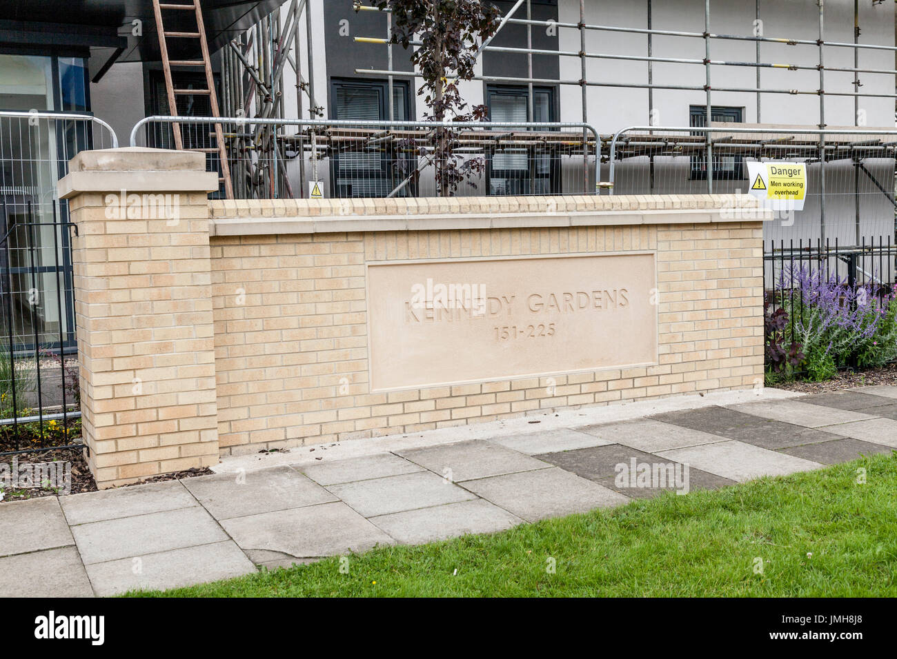 Kennedy Gardens des tours d'appartements en Billingham,Angleterre,UK, où a été trouvé et bardage dangereux devait être remplacé.Street sign. Banque D'Images