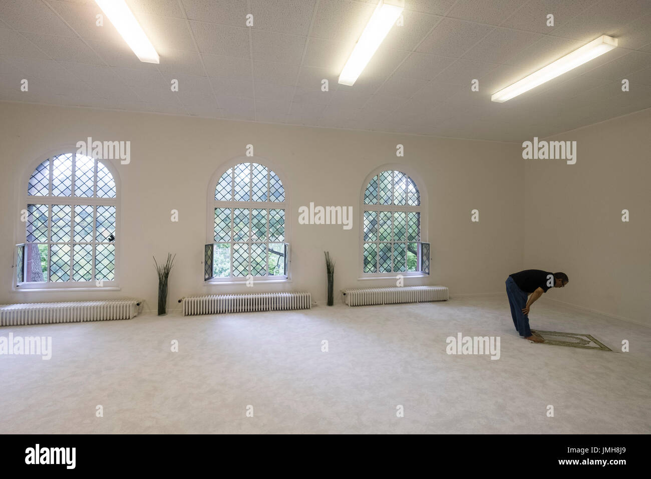 Homme qui prie à l'intérieur de la mosquée Ibn Rushd-Goethe à St Johannis Church à Berlin. Fondée par Seyran Ates, c'est une mosquée libéral ouvert à la fois les hommes et les femmes. Banque D'Images Homme qui prie à l'intérieur de la mosquée Ibn Rushd-Goethe à St Johannis Church à Berlin. Fondée par Seyran Ates, c'est une mosquée libéral ouvert à la fois les hommes et les femmes. Banque D'Images