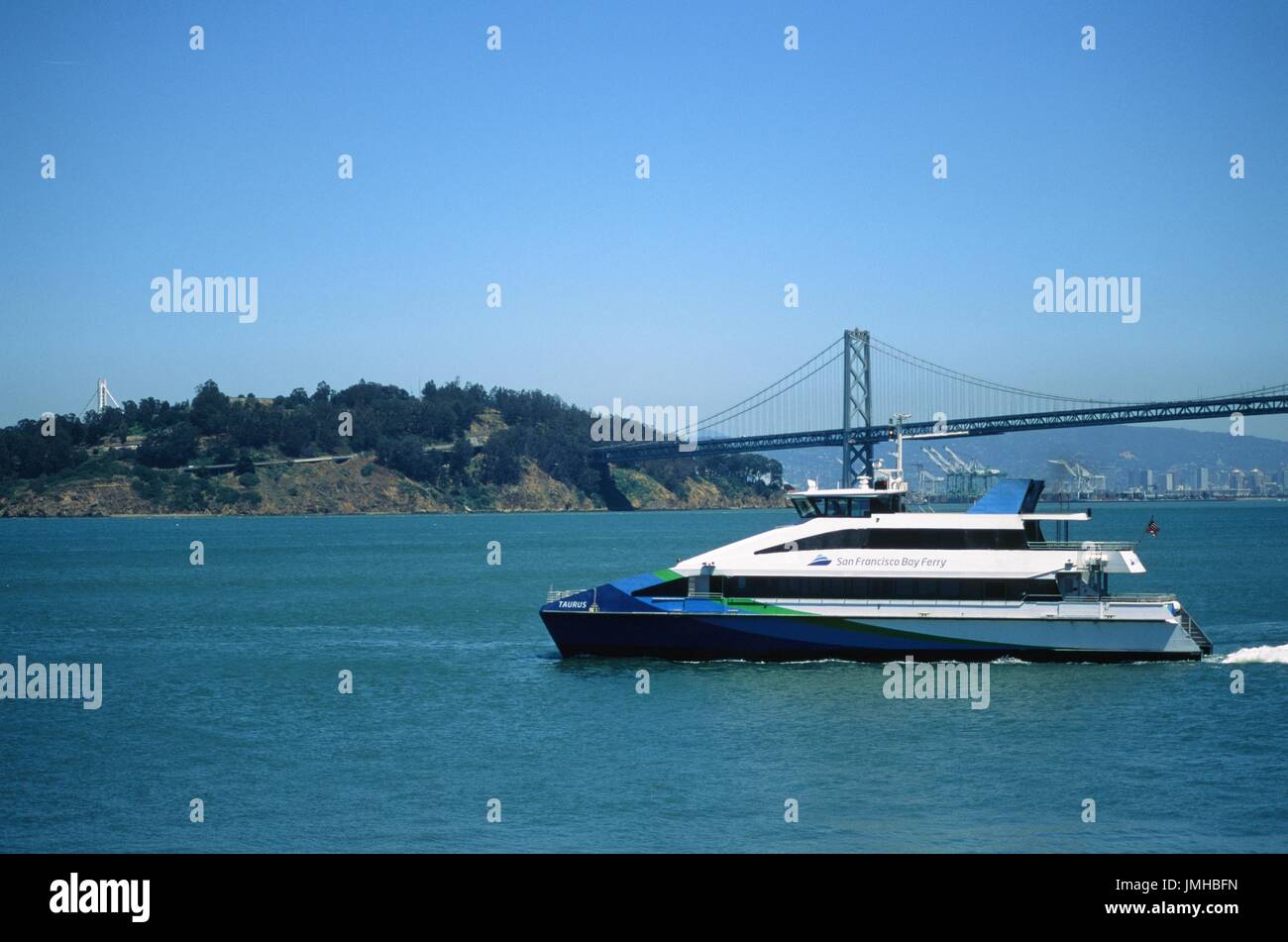 Le Taurus navire de la compagnie de Ferry de la baie de San Francisco passe par l'île de Yerba Buena dans la baie de San Francisco, avec le Bay Bridge dans le fond, San Francisco, Californie, le 13 juin 2017. Banque D'Images